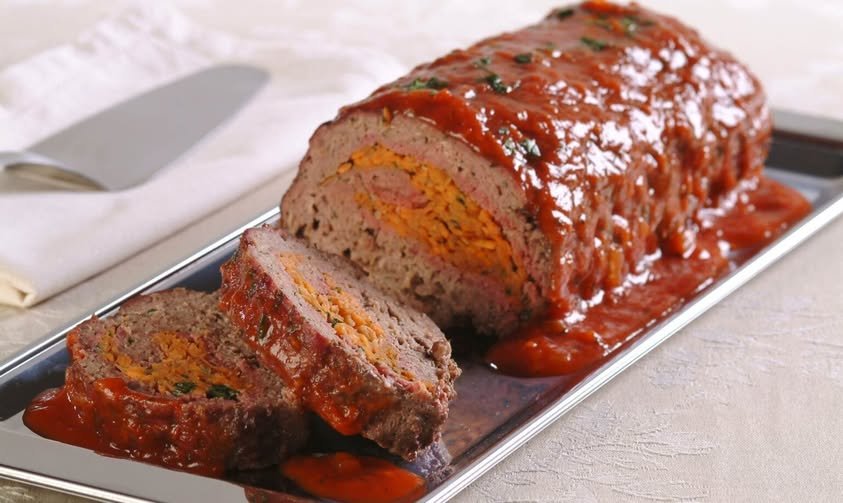 Rocambole de Carne com cobertura de molho de tomate