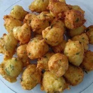 Bolinho de chuva salgado com queijo e ervas