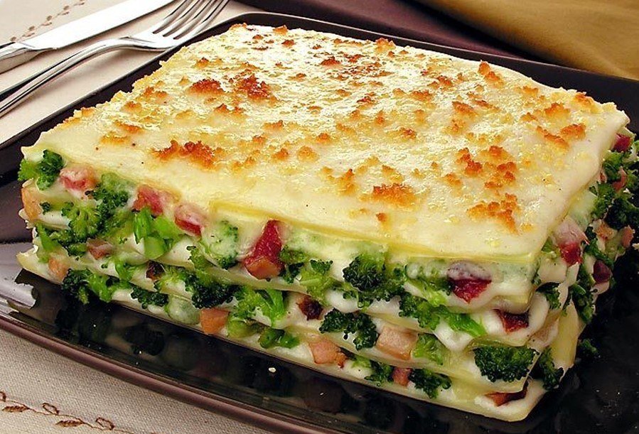 Lasanha de brócolis e molho branco